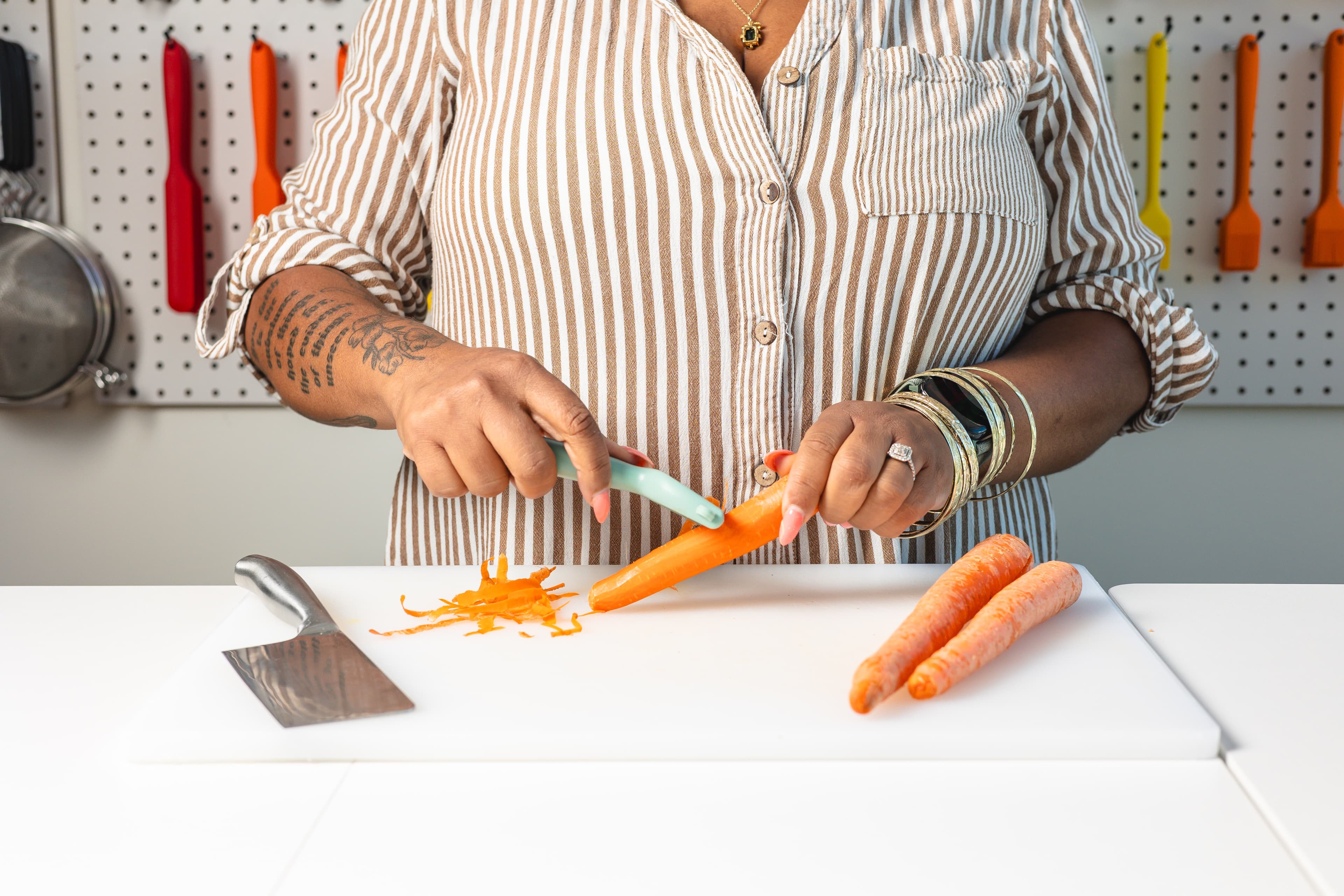 An adult participant prepares a colorful meal in the Kind Kitchen classroom